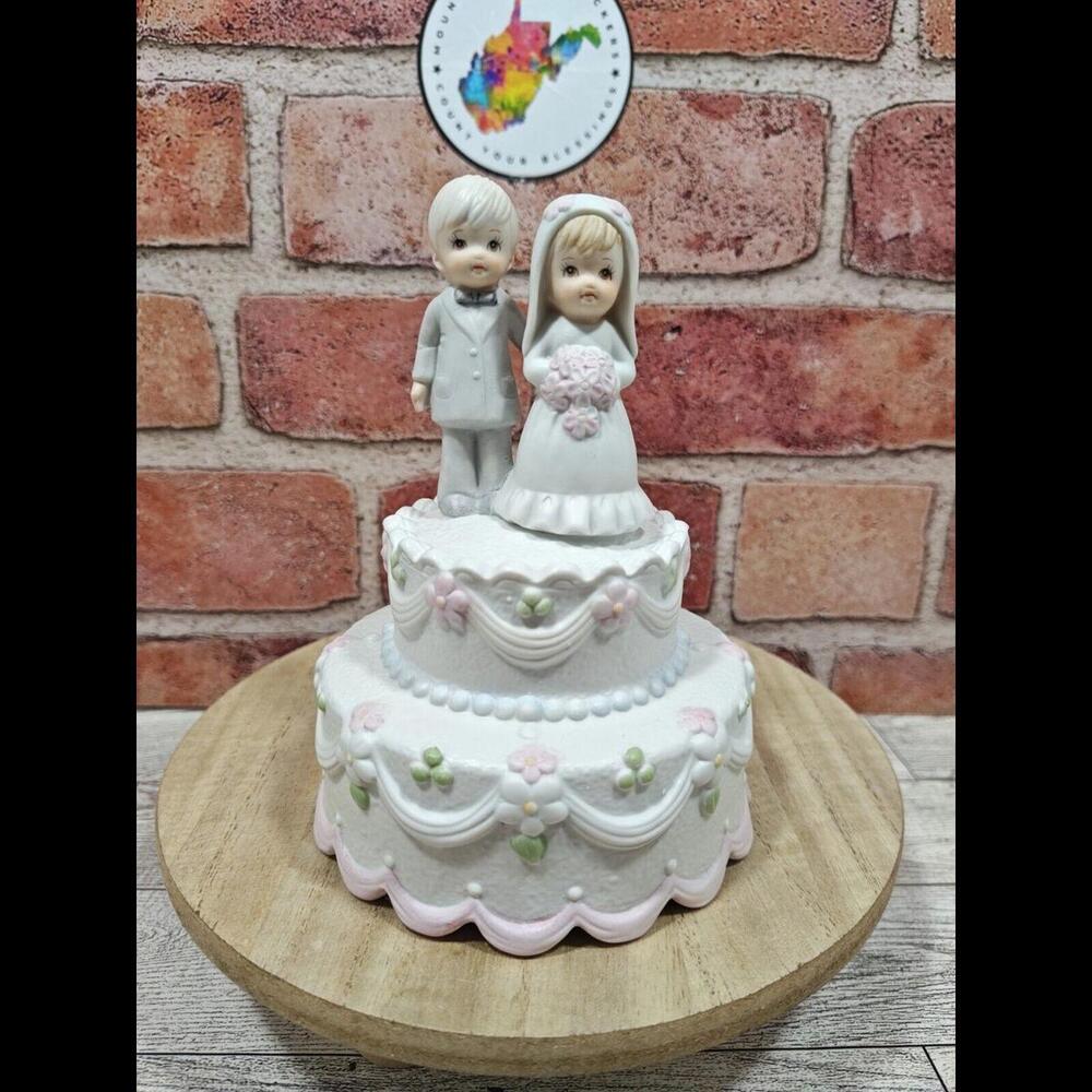 1983 LEFTON Bride & Groom Cake Porcelain Music Box Plays We've Only Just Begun